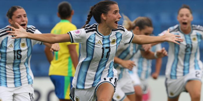 Denise Rojo, de Argentina, celebra un gol en el Sudamericano Femenino Sub-20 ante Brasil, en el estadio Luis Alfonso Giagni en Villa Elisa (Paraguay). EFE/Juan Pablo Pino