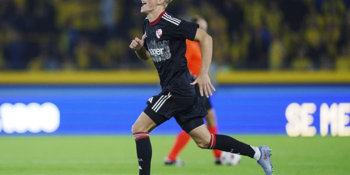 El futbolista del Estrasburgo Lucas Hoegsberg celebra el triunfo en el playoff de la Liga Conferencia, en el partido disputado el pasado 28 de agosto. EFE/ Liselotte Sabroe *DENMARK OUT*