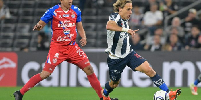 Sergio Canales (d), de Monterrey, disputa el balón con Kevin Ruiz (i), de Xelajú, en un partido de la Copa de Campeones Concacaf en el estadio BBVA en Guadalupe (México). EFE/ Miguel Sierra