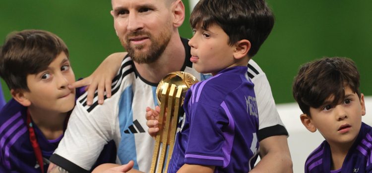 El capitán de la selección e Argentina, Lionel Messi, celebra con sus hijos y el trofeo de campeón la conquista, el 18 de diciembre de 2022, de la edición 22 del Mundial en el estadio Lusail de Catar. EFE/EPA/Friedemann Vogel