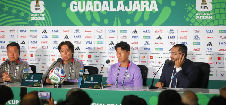 El seleccionador de Corea del Sur, Hong Myung-bo (2-i), habla junto al jugador Son Heung-min (2-d) en una rueda de prensa este miércoles, en Guadalajara, (México). EFE/ Francisco Guasco