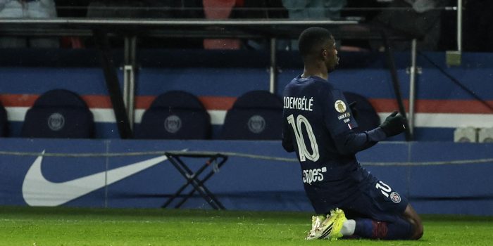 Ousmane Dembele, del PSG, celebra la anotación del 1-0 durante el partido de la Ligue 1 francesa disputado este viernes frente al Lille. EFE/MOHAMMED BADRA