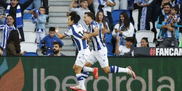 El delantero de la Real Sociedad Take Kubo (i) celebra tras marcar ante el Valencia, durante el partido de LaLiga en Primera División que Real Sociedad y Valencia CF disputaron en el Reale Arena, en San Sebastián. EFE/Javier Etxezarreta