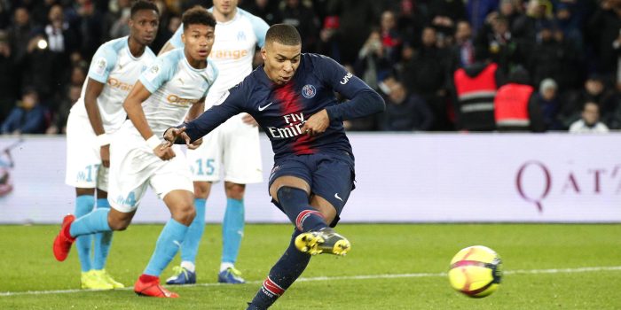 El exjugador del Paris Saint-Germain Kylian Mbappe (d) marca de penalti al Olympique Marseille en 2019 en el Parque de los Príncipes, Francia. EFE/EPA/YOAN VALAT/Archivo