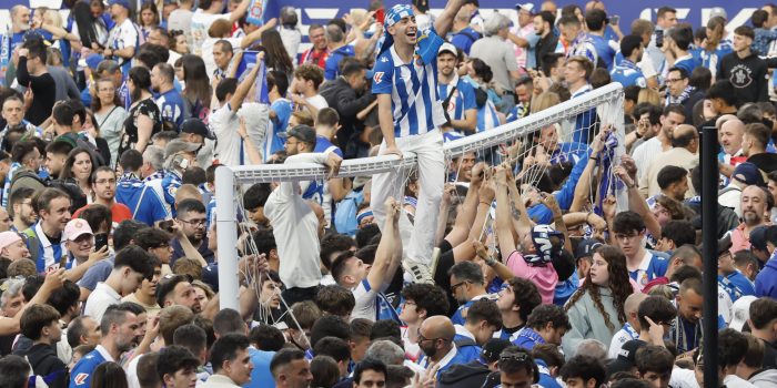 Aficionados del Espanyol invaden el campo de juego tras el partido de LaLiga entre RCD Espanyol y UD Las Palmas en el RCDE Stadium, en Barcelona (España). EFE/ Alejandro García