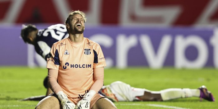 El guardameta de Talleres de Córdoba, Javier Burrai , lamenta el gol de Sao Paulo en el partido de la última jornada de la fase de grupos de la Copa Libertadores jugado este martes en el estadio Morumbi. EFE/ Isaac Fontana