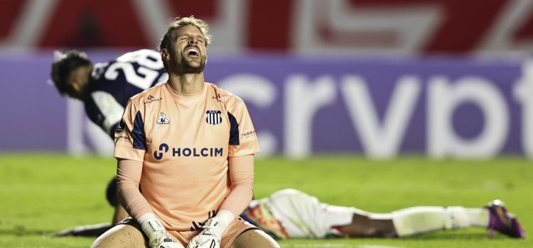 El guardameta de Talleres de Córdoba, Javier Burrai , lamenta el gol de Sao Paulo en el partido de la última jornada de la fase de grupos de la Copa Libertadores jugado este martes en el estadio Morumbi. EFE/ Isaac Fontana