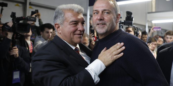 El técnico alemán del FC Barcelona, Hansi Flick (d) y el candidato Joan Laporta, antes de votar en las elecciones que se celebran este Domingo para elegir al nuevo presidente del equipo blaugrana. EFE / Alberto Estevez.