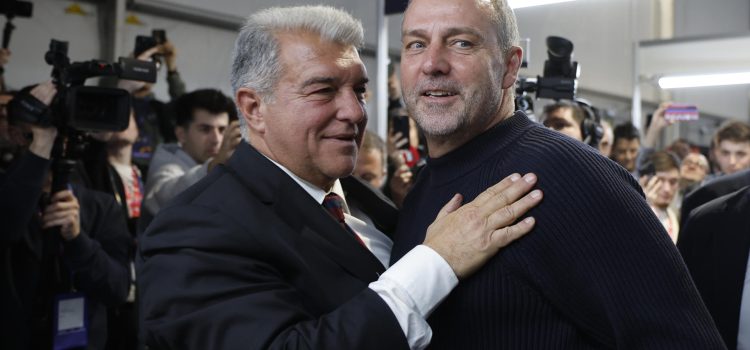 El técnico alemán del FC Barcelona, Hansi Flick (d) y el candidato Joan Laporta, antes de votar en las elecciones que se celebran este Domingo para elegir al nuevo presidente del equipo blaugrana. EFE / Alberto Estevez.