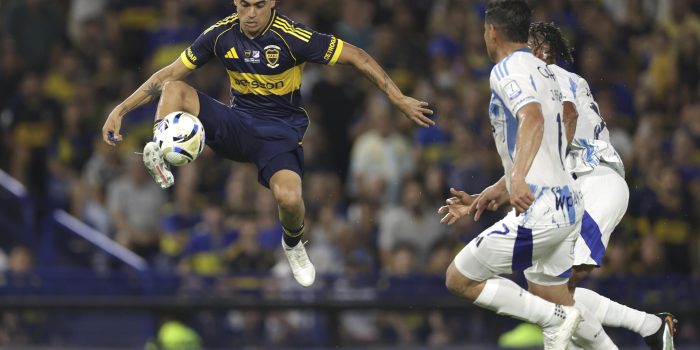 Exequiel Zeballos, de Boca Juniors (c), se eleva para controlar el balón este miércoles, durante el partido amistoso con el Millonarios colombiano en el estadio La Bombonera, de Buenos Aires. EFE/ Adán González