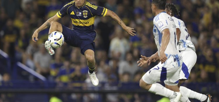 Exequiel Zeballos, de Boca Juniors (c), se eleva para controlar el balón este miércoles, durante el partido amistoso con el Millonarios colombiano en el estadio La Bombonera, de Buenos Aires. EFE/ Adán González