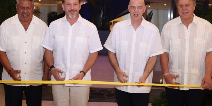 Fotografía cedida por la Federación Colombiana de Fútbol que muestra, de izquierda a derecha, a los presidentes de la Asociación del Fútbol Argentino (AFA), Claudio Tapia (i); de la Conmebol, Alejandro Domínguez; de la FIFA, Gianni Infantino; y de la Federación Colombiana de Fútbol, Ramón Jesurun, durante la inauguración del Centro de Alojamiento para el Alto Rendimiento de la FCF este martes, en Barranquilla (Colombia). EFE/ FCF