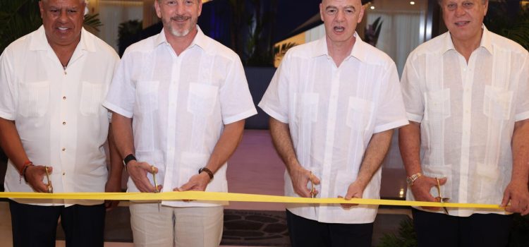 Fotografía cedida por la Federación Colombiana de Fútbol que muestra, de izquierda a derecha, a los presidentes de la Asociación del Fútbol Argentino (AFA), Claudio Tapia (i); de la Conmebol, Alejandro Domínguez; de la FIFA, Gianni Infantino; y de la Federación Colombiana de Fútbol, Ramón Jesurun, durante la inauguración del Centro de Alojamiento para el Alto Rendimiento de la FCF este martes, en Barranquilla (Colombia). EFE/ FCF