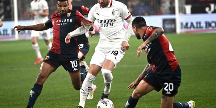 El jugador del Genoa Junior Messias y el del Milan Theo Hernandez en acción durante el partido de la Serie A jugado en Génova, Italia. EFE/EPA/LUCA ZENNARO