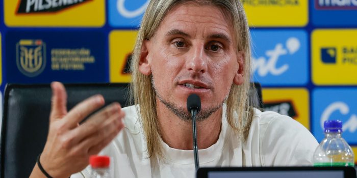 El seleccionador de Ecuador, el argentino Sebastián Beccacece, habla en una rueda de prensa este lunes, en Quito. EFE/ José Jácome