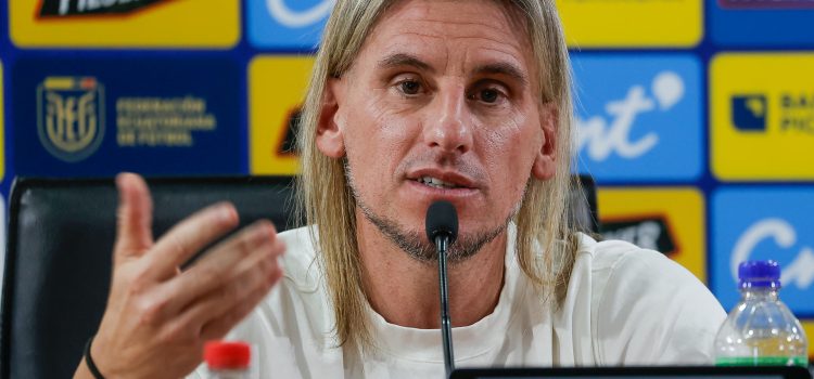 El seleccionador de Ecuador, el argentino Sebastián Beccacece, habla en una rueda de prensa este lunes, en Quito. EFE/ José Jácome