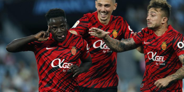 El delantero senegalés del Mallorca, Amath Ndiaye (i), celebra con sus compañeros el primer gol del equipo balear durante el encuentro correspondiente a la jornada 29 de primera división en el estadio de Balaidos, en Vigo. EFE / Salvador Sas.