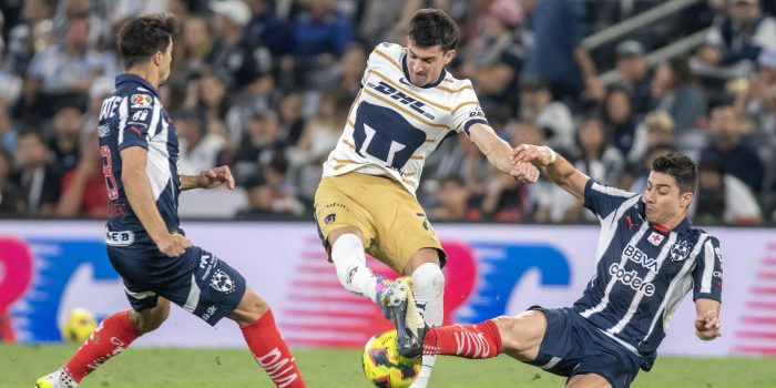 Stefan Medina (d) y Oliver Torres (i), de Monterrey, disputan el balón con Ignacio Pussetto (c), de Pumas, en el partido correspondiente al Play In 2 del Torneo Clausura 2025 de México. EFE/Miguel Sierra