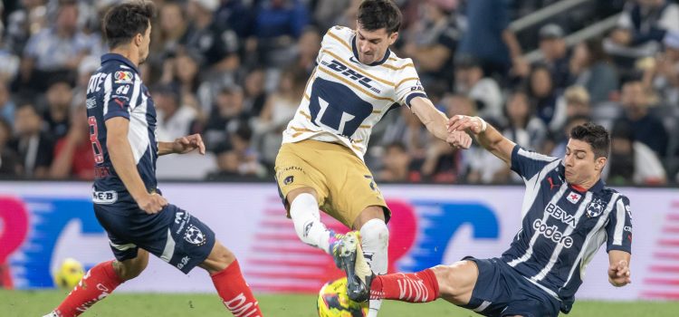 Stefan Medina (d) y Oliver Torres (i), de Monterrey, disputan el balón con Ignacio Pussetto (c), de Pumas, en el partido correspondiente al Play In 2 del Torneo Clausura 2025 de México. EFE/Miguel Sierra