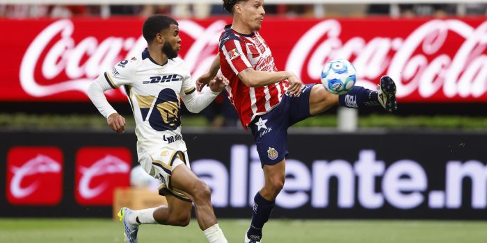 Fernando González (d), de Guadalajara, disputa el balón con Pedro Vite, de Pumas, durante un partido de la Liga MX entre Guadalajara y Pumas, en el Estadio Akron, en Guadalajara, Jalisco (México). EFE/ Francisco Guasco