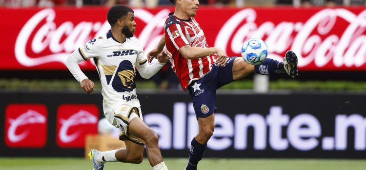 Fernando González (d), de Guadalajara, disputa el balón con Pedro Vite, de Pumas, durante un partido de la Liga MX entre Guadalajara y Pumas, en el Estadio Akron, en Guadalajara, Jalisco (México). EFE/ Francisco Guasco