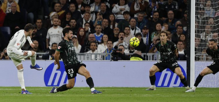 El centrocampista uruguayo del Real Madrid, Federico Valverde (i), golpea el balón en la jugada que ha significado el segundo gol del equipo madridista durante el encuentro correspondiente a la jornada 28 de Laliga EA Sports que disputan Real Madrid y Elche en el estadio Santiago Bernabéu, en Madrid. EFE / Sergio Pérez.