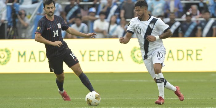 Pedro Altan (d), de Guatemala, conduce el balón ante la mirada de Luca de la Torre, de Estados Unidos. EFE/EPA/MICHAEL THOMAS
