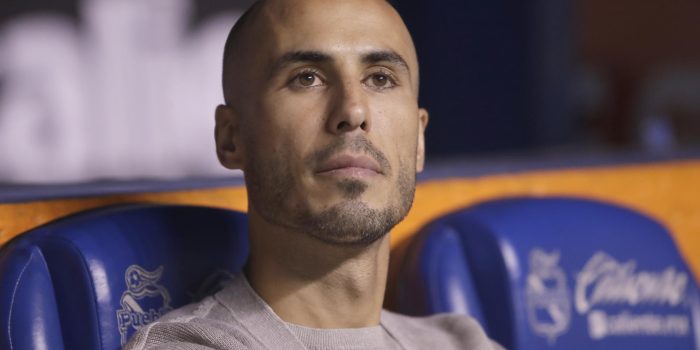El director técnico de Tigres, Guido Pizarro, durante un partido en el estadio Cuauhtémoc, en Puebla (México). Archivo. EFE/ Hilda Ríos