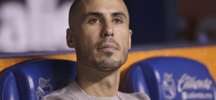 El director técnico de Tigres, Guido Pizarro, durante un partido en el estadio Cuauhtémoc, en Puebla (México). Archivo. EFE/ Hilda Ríos