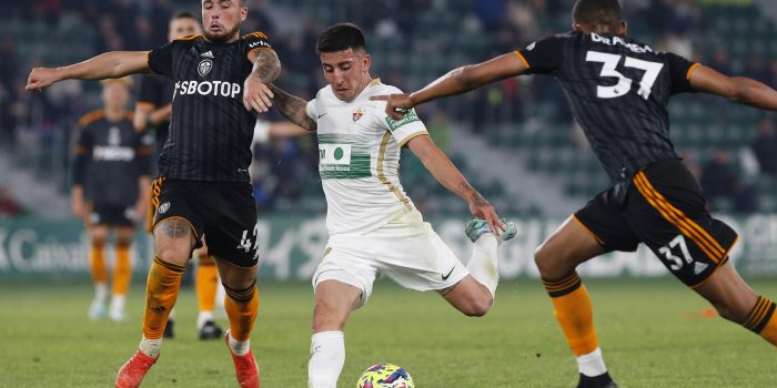 Los jugadores del Leeds United Sam Greenwood (i) y Cody Drameh presionan a Nico Fernández, del Elche, en foto de archivo de Manuel Lorenzo . EFE