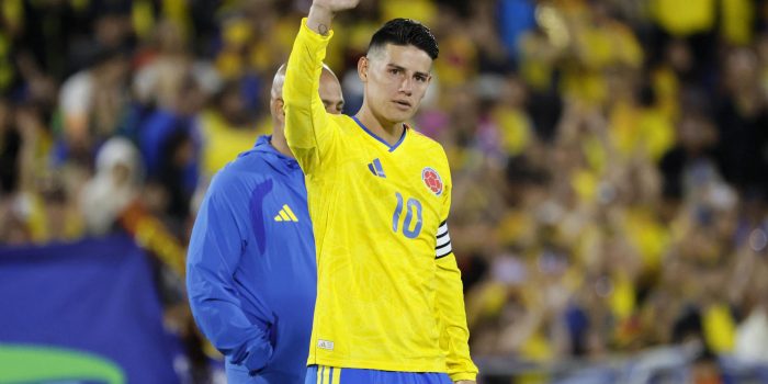 James Rodríguez saluda al público este lunes al finalizar el partido amistoso de Colombia ante Costa Rica en el estadio El Campín de Bogotá. EFE/ Carlos Ortega
