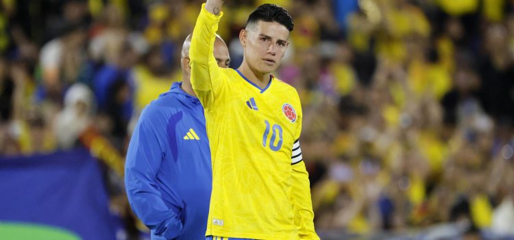James Rodríguez saluda al público este lunes al finalizar el partido amistoso de Colombia ante Costa Rica en el estadio El Campín de Bogotá. EFE/ Carlos Ortega
