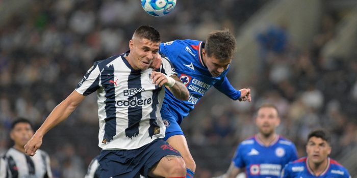 Uros Durdevic (i), de Monterrey, disputa el balón con Amaury Garcia, de Cruz Azul, este sábado,en un partido de la Liga MX, en el estadio BBVA en Guadalupe (México). EFE/Miguel Sierra