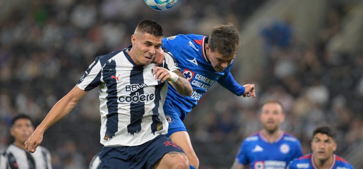 Uros Durdevic (i), de Monterrey, disputa el balón con Amaury Garcia, de Cruz Azul, este sábado,en un partido de la Liga MX, en el estadio BBVA en Guadalupe (México). EFE/Miguel Sierra