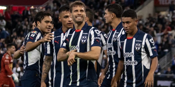 Sergio Canales (c) de Monterrey celebra un gol durante el partido por los cuartos de final del Torneo Apertura 2024 de la Liga MX, entre Monterrey y Pumas en el estadio BBVA, en Monterrey (México). Imagen de archivo. EFE/ Miguel Sierra