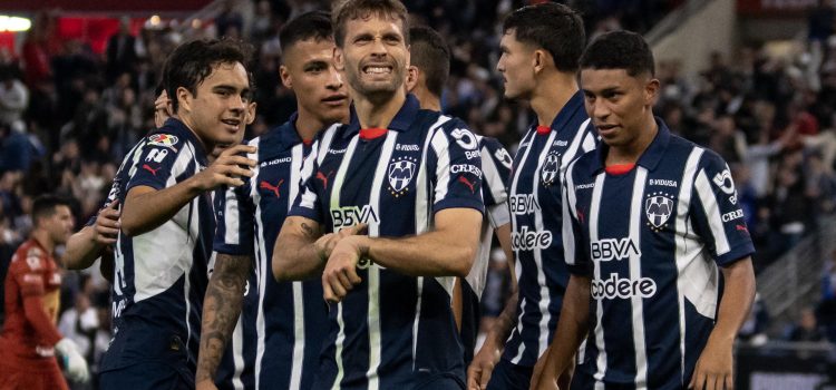 Sergio Canales (c) de Monterrey celebra un gol durante el partido por los cuartos de final del Torneo Apertura 2024 de la Liga MX, entre Monterrey y Pumas en el estadio BBVA, en Monterrey (México). Imagen de archivo. EFE/ Miguel Sierra