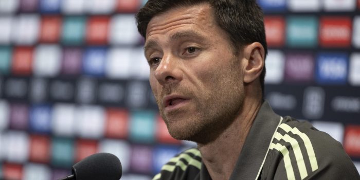 El técnico del Real Madrid, Xabi Alonso, durante la rueda de prensa previa al partido ante el Al Hilal saudí, en el Hard Rock Stadium de Miami, su debut en el Mundial de Clubes de la FIFA. EFE/ André Coelho