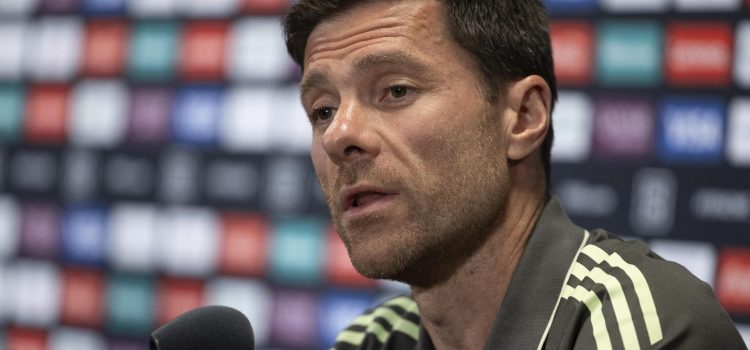 El técnico del Real Madrid, Xabi Alonso, durante la rueda de prensa previa al partido ante el Al Hilal saudí, en el Hard Rock Stadium de Miami, su debut en el Mundial de Clubes de la FIFA. EFE/ André Coelho