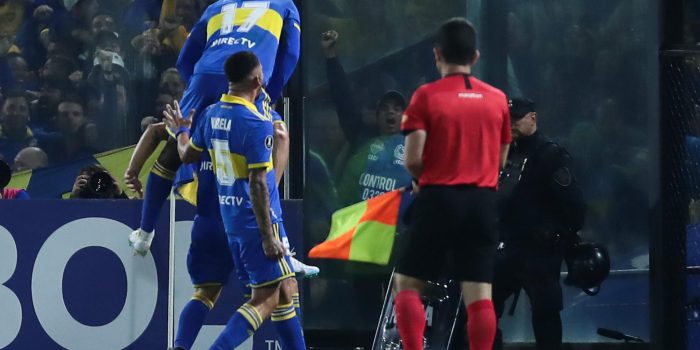 Jugadores de Boca celebran un gol hoy, en un partido de la fase de grupos de la Copa Libertadores entre Boca Juniors y Colo Colo en el estadio La Bombonera, en Buenos Aires (Argentina). EFE/Luciano González