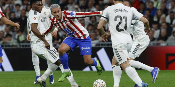 El jugador de Real Madrid Aurelien Tchouameni y el jugador del Atlético de Madrid Antoine Griezmann, durante el partido de la jornada 29 de LaLiga entre el Real Madrid y el Atlético de Madrid, este domingo en el estadio Santiago Bernabéu.-EFE/ J.J.Guillen
