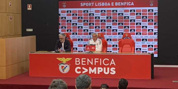 El entrenador del Benfica, José Mourinho, durante la rueda de prensa en el Benfica Campus, en Seixal (área metropolitana de Lisboa), un día antes del partido que disputarán las 'águilas' contra el Estoril en la última jornada de la Liga Portugal. EFE/ Blas Díaz
