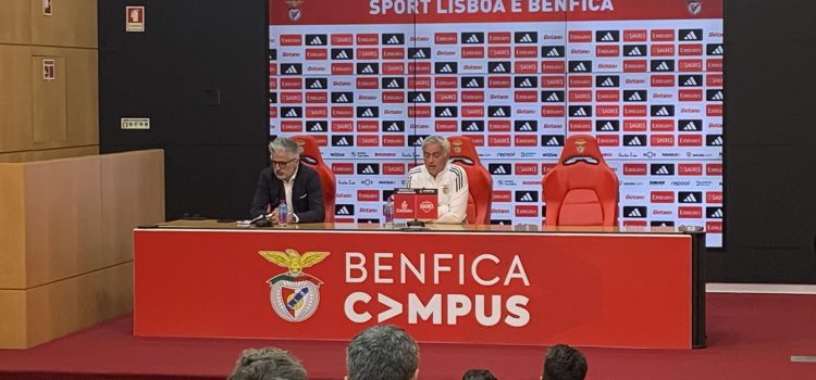 El entrenador del Benfica, José Mourinho, durante la rueda de prensa en el Benfica Campus, en Seixal (área metropolitana de Lisboa), un día antes del partido que disputarán las 'águilas' contra el Estoril en la última jornada de la Liga Portugal. EFE/ Blas Díaz