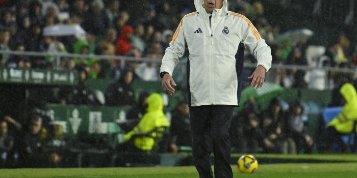 El entrenador del Real Madrid, Carlo Ancelotti, durante el partido de la jornada 26 de LaLiga EA Sports que Real Betis y Real Madrid han disputado en el estadio Benito Villamarín, en Sevilla. EFE/Raúl Caro