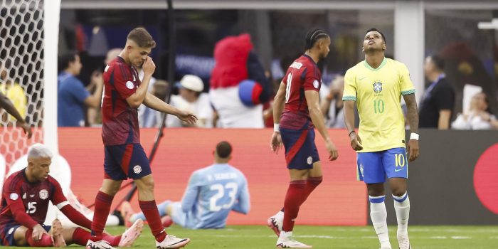 El delantero brasileño Rodrygo (d) reacciona al fallar un tiro en la Copa América 2024. EFE/EPA/CAROLINE BREHMAN