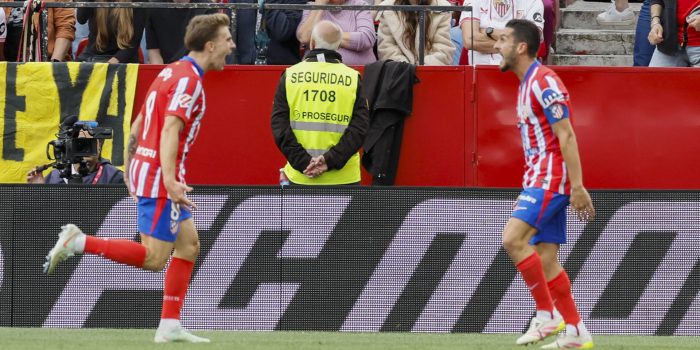 El jugador del Atlético de Madrid Pablo Barrios (izda) celebra con Koke el gol de la victoria ante el Sevilla FC durante el partido de LaLiga entre el Sevilla y el Atlético de Madrid, este domingo en el estadio Sánchez Pizjuán. EFE/José Manuel Vidal