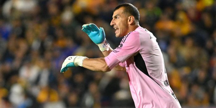 Nahuel Guzman de Tigres reacciona en un partido de la Liga MX entre Tigres y Pumas. Imagen de archivo. EFE/ Miguel Sierra