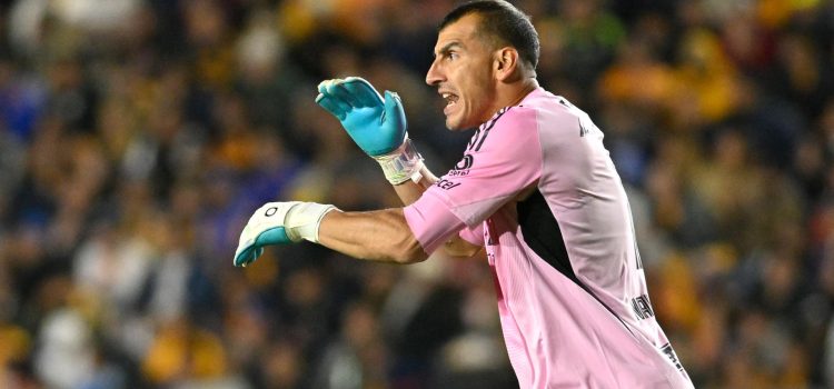 Nahuel Guzman de Tigres reacciona en un partido de la Liga MX entre Tigres y Pumas. Imagen de archivo. EFE/ Miguel Sierra