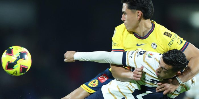 Imagen de archivo de Rogelio Funes Mori (frente) de Pumas disputa un balón con Ramón Juárez de América. EFE/ Sáshenka Gutiérrez