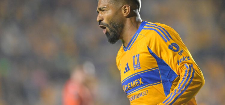 Rodrigo Aguirre de Tigres celebra un gol este martes, en un partido de la primera ronda de la Copa de Campeones Concacaf entre Tigres y Forge FC, en el estadio Universitario en San Nicolás de Los Garza (México). EFE/ Miguel Sierra