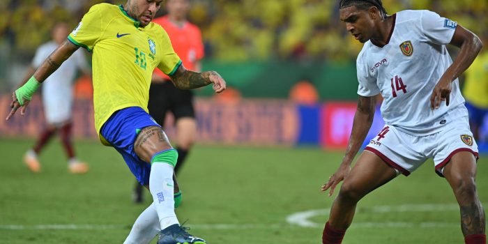 Imagen de archivo del venezolano Christian Makoun (d) durante un duelo con el brasileño Neymar (i) y quien este domingo se perfila como titular del partido de cierre de la fase de grupos de la Copa Libertadores de Estados Unidos contra la selección de Jamaica en Austin (Texas). EFE/ Andre Borges